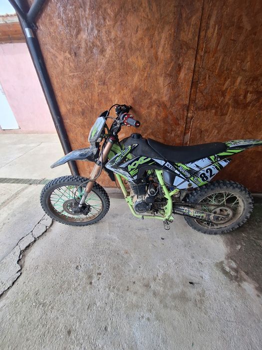 Cross kxd 150cc  merge foarte bine