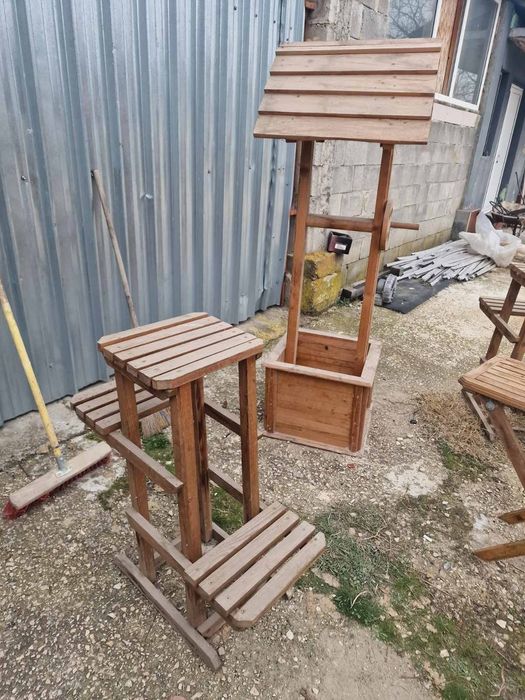 Дървени столове и орнаменти за градина