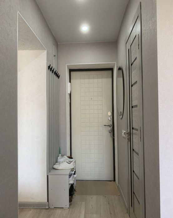 Срочно Чиланзар 4 метро Мирзо Улугбек продается 1 комнатная балкон 1/3