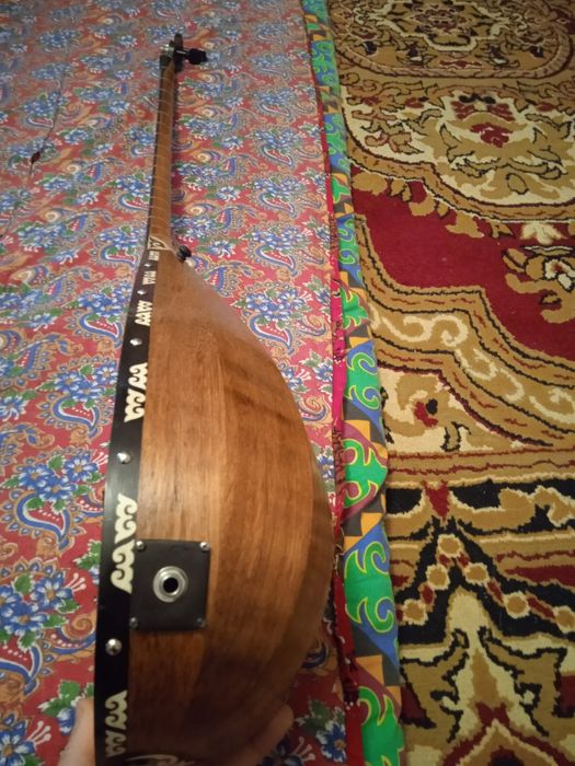 Домбыра сатылады.