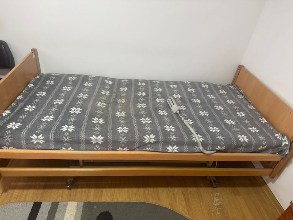 Scuter pentru persoane cu dizabilități si pat electric,se vând împreuna,suma 3000 de lei