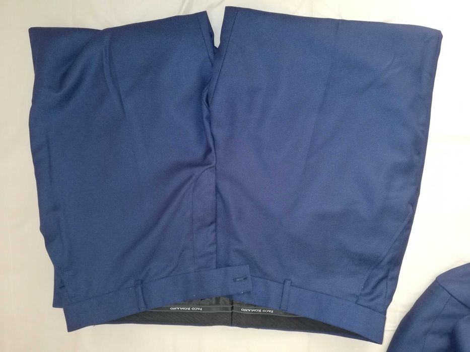 XL. Елегантен мъжки, тъмно син костюм с елек и риза