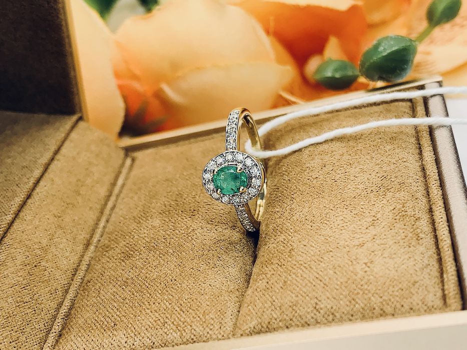 Нежное золотое кольцо с бриллиантами и натуральным камнем – Изумруд