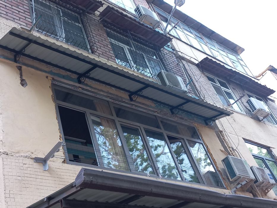 Установка козырьков и Бельевых роликов.