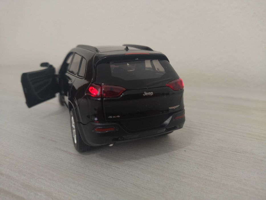 Метална количка Jeep Cherokee !!!