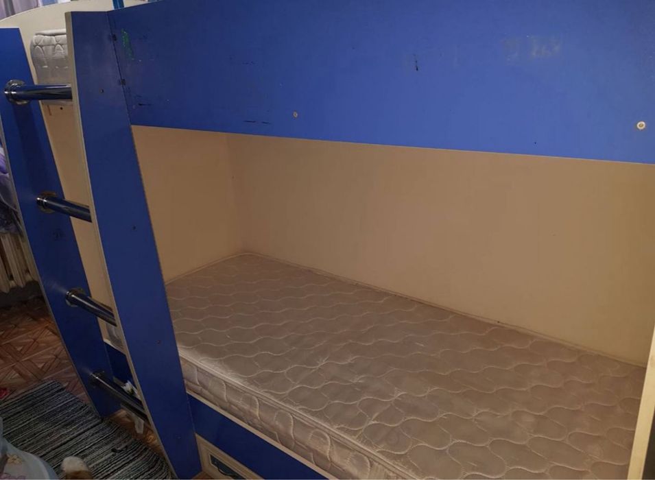 Двухэтажный кроват