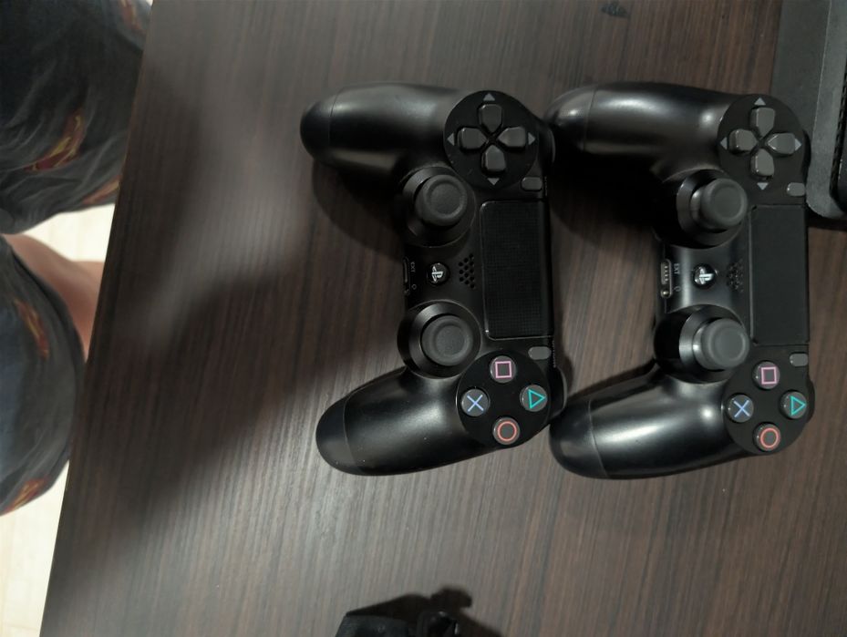 Ps 4 с 2 игри и 2 контролера