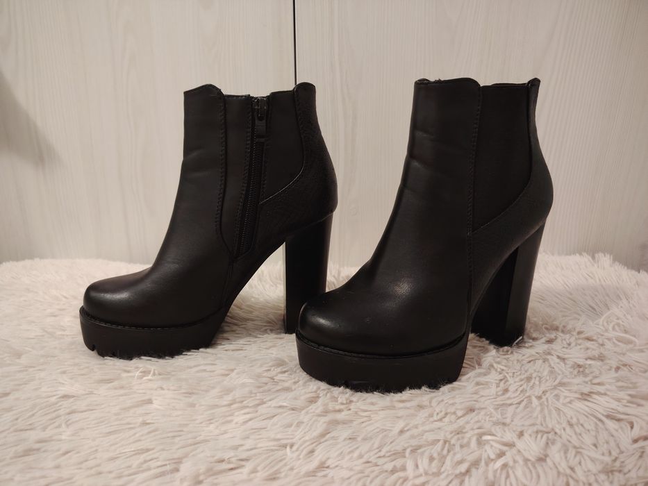 Botine negre cu toc gros și platforma