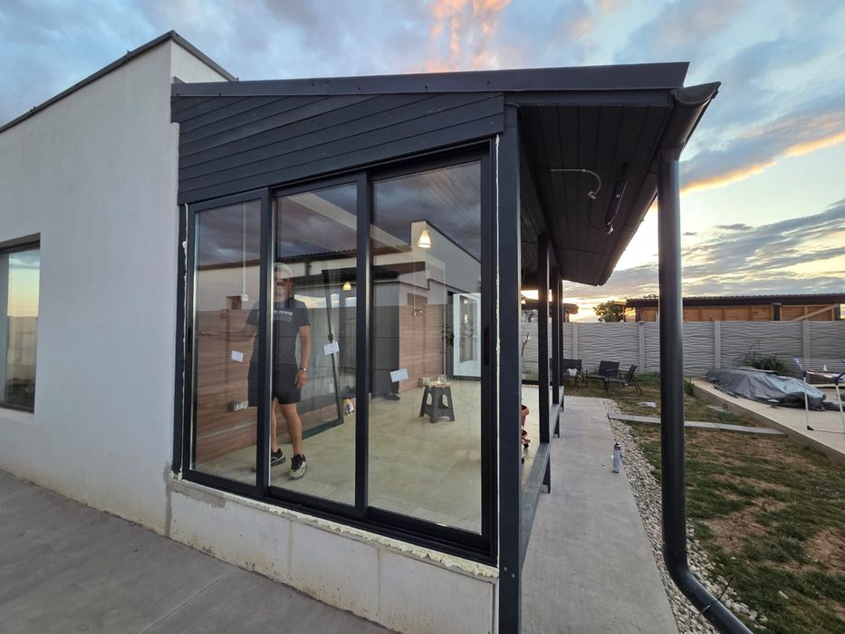 Uși glisante din aluminiu