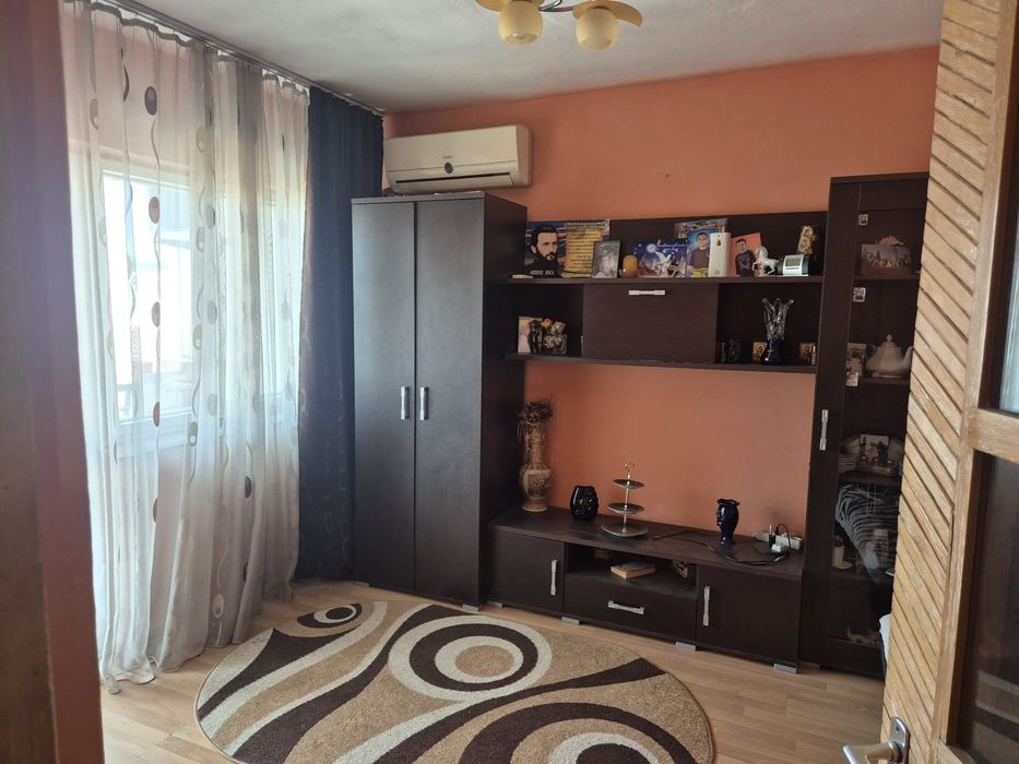 Vând apartament in Brad