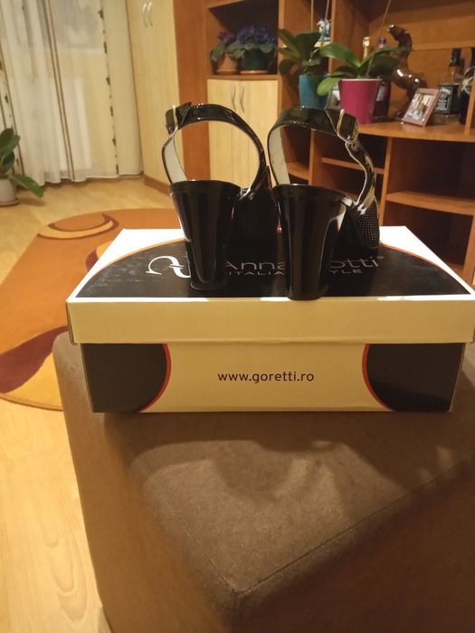 Vând pantofi din piele