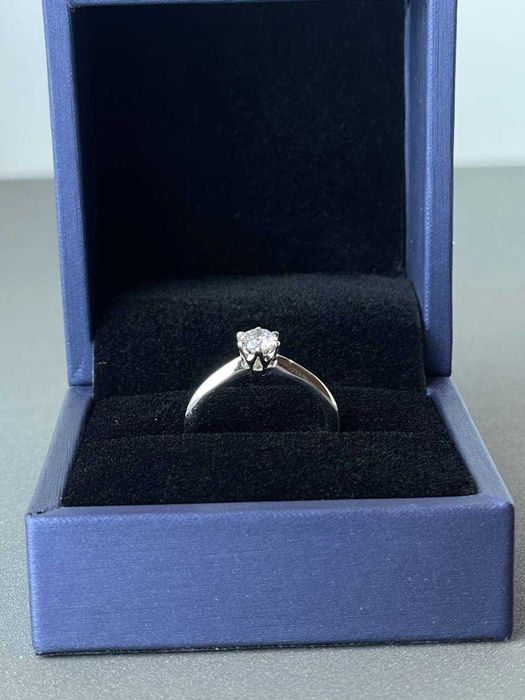 Золотое кольцо помолвочное