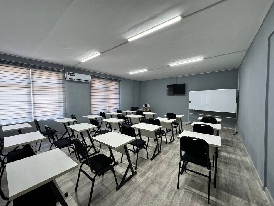 Òquv markazlari uchun Bir kishilik partalar bor.