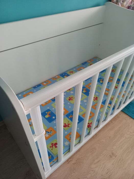 Детско легло с матрак + бонус бебешко столче за кола