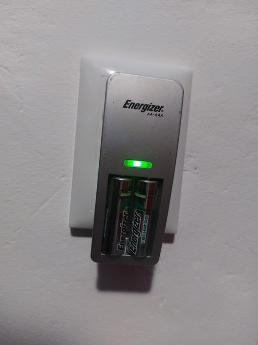 Încărcător Energizer Mini Charger + 2 Baterii Reîncărcabile AA/AAA