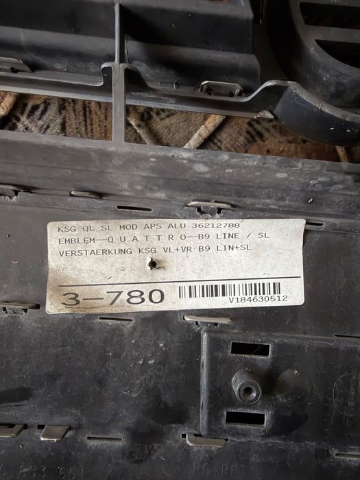 Продавам решетка  Audi A4 B9