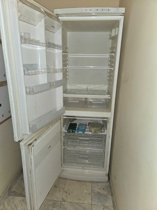 Продавам хладилник с фризер Снайге с 2 отделни компресора