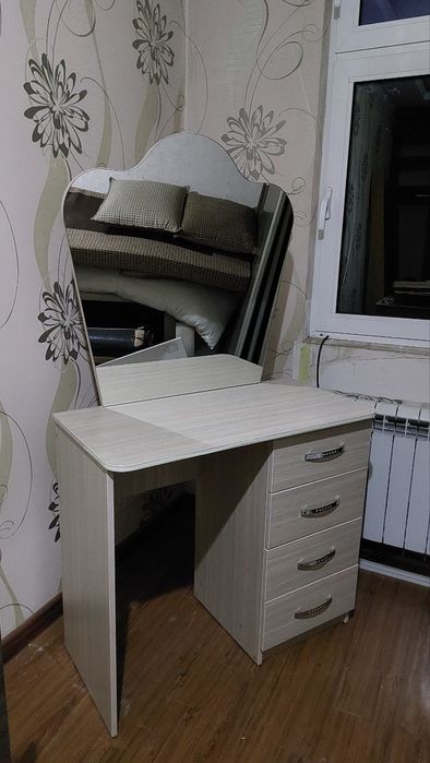 Бежевое трюмо со съёмным зеркалом и ящиками