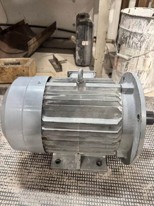 Продам трехфазный двигатель