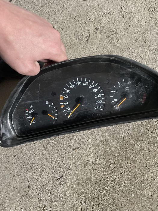 Продам спидометр на 210