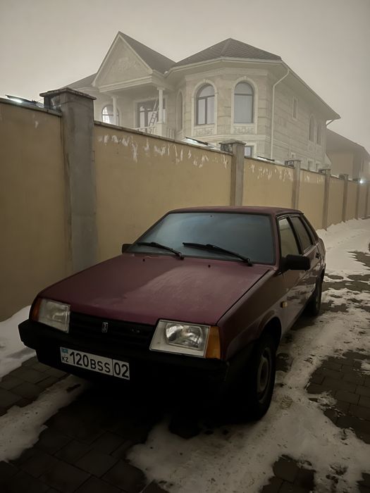 ВАЗ 21099малиновый цвет 2000 год