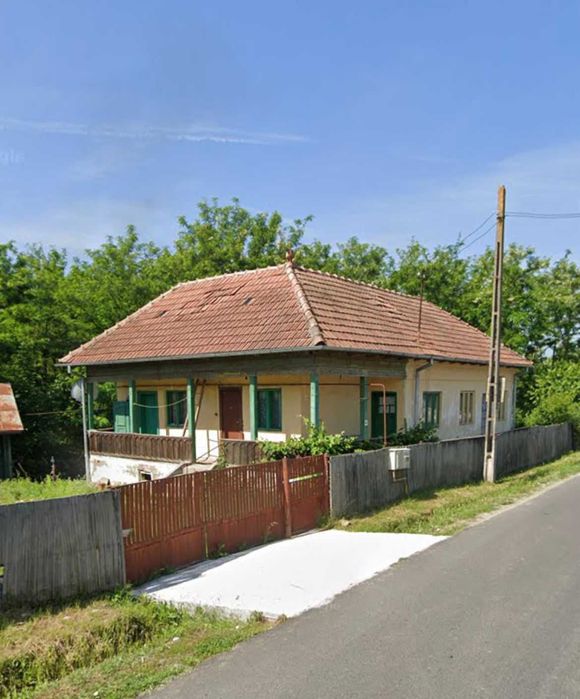Vând casă in Băbeni Romani lângă biserică