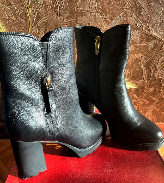 Чёрные ботильоны на высоком каблуке