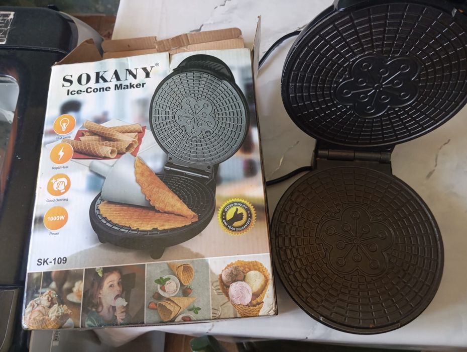 Вафельница и стаканы