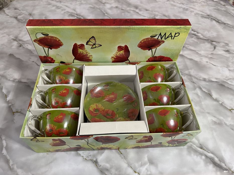 Набор кружек и тарелок