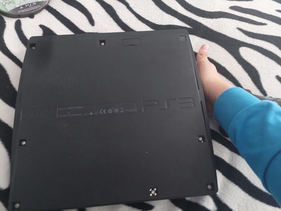 Vând ps3 bună+controlăr+cabluri+două jocuri la alegere