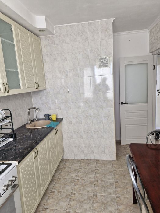 Продам 3ком 8мкр Возле Остановки