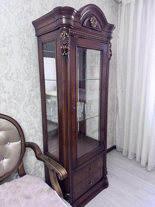 Продаю сервант для посуды