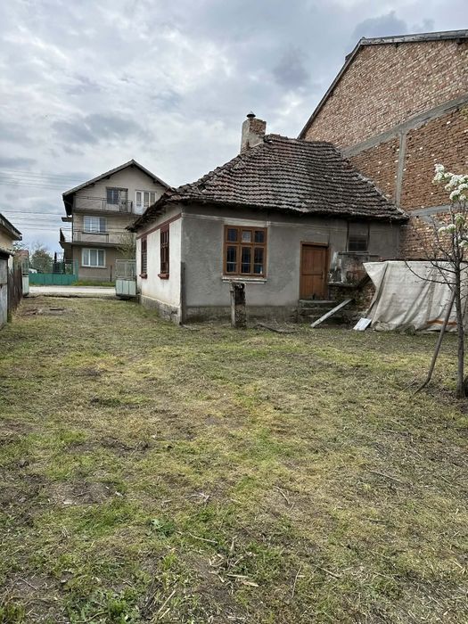 Къща с двор в село Иново