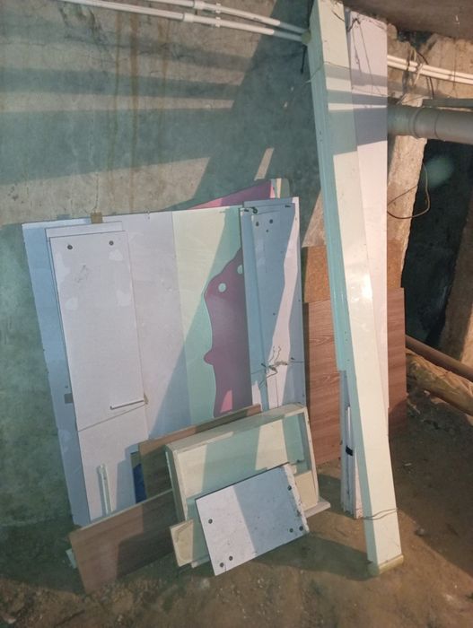 Дрова , остатки мебели,полка ,тумбочка