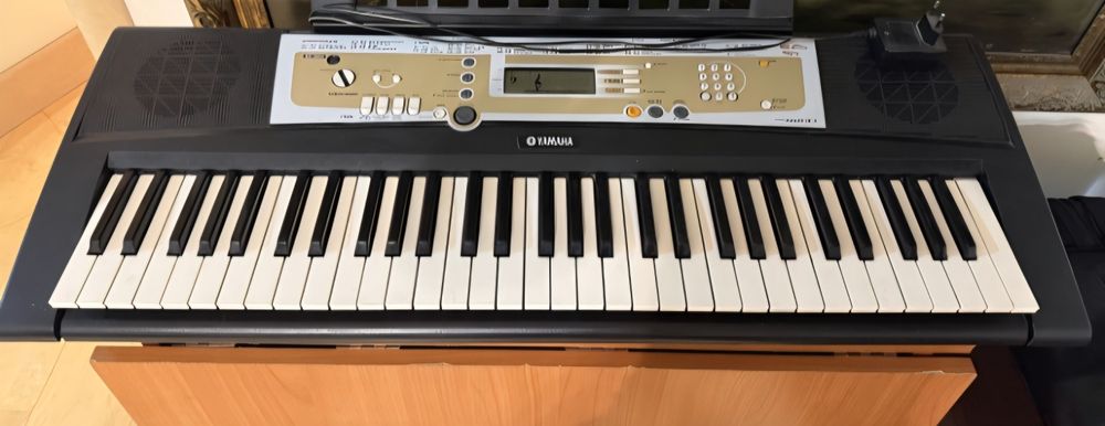 Синтезатор YAMAHA PSR-R200