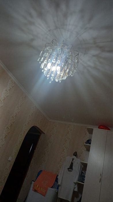 Продаем люстрю