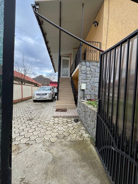 Casă de vânzare în Deva într-o zonă foarte liniștită și cu o panoramă deosebită ( casa este nou construită ).