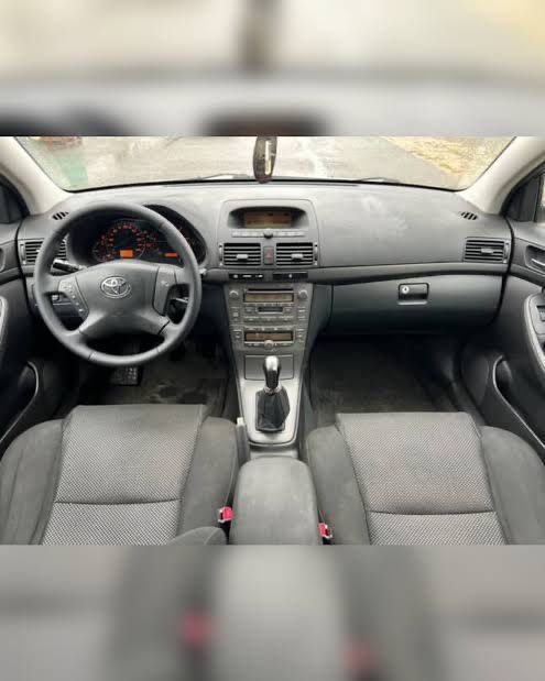 Dezmembreaz Toyota avensis 2.2 d-cat