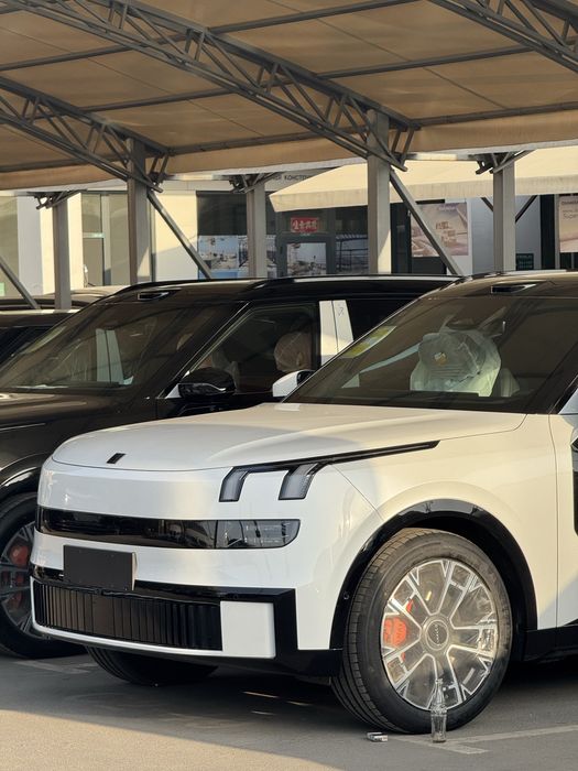 Lynk&Co 900 oq va qora ranglari bor