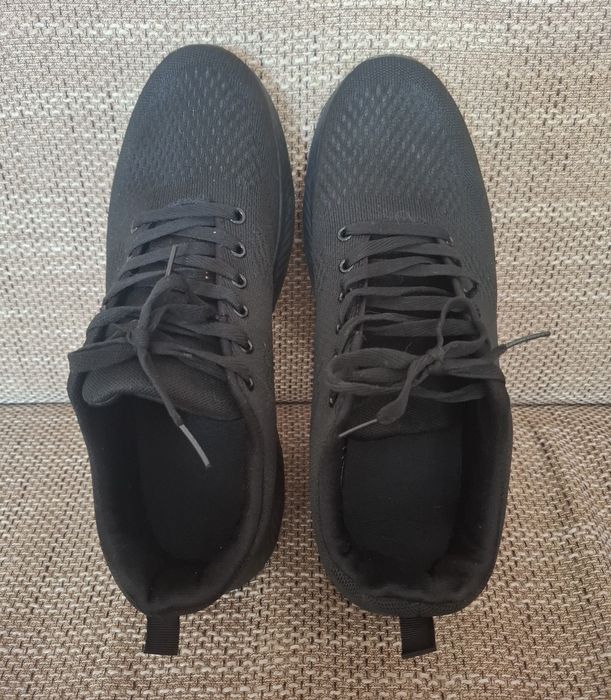 Adidași numărul 48