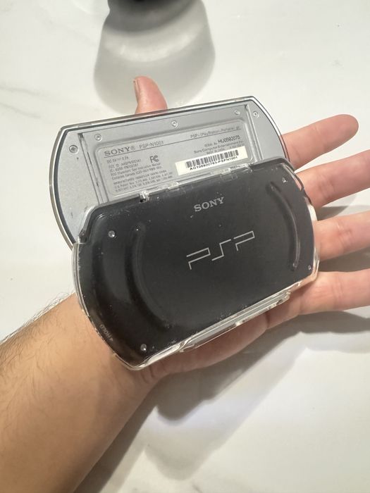 Портативная приставка psp go