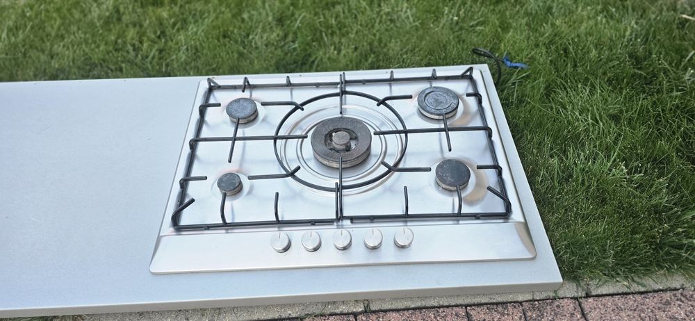 Vând plită incorporabilă BOSCH PCQ715B80E, pe gaz, cu 5 arzătoare, finisaj inox.
