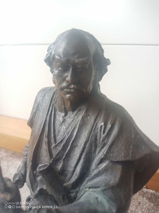 Продавам статуя на самурай бронз.