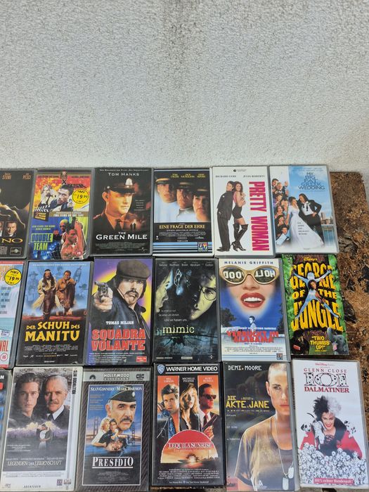 Vând 54 casete video VHS 80-120 minute, originale filme Razboi