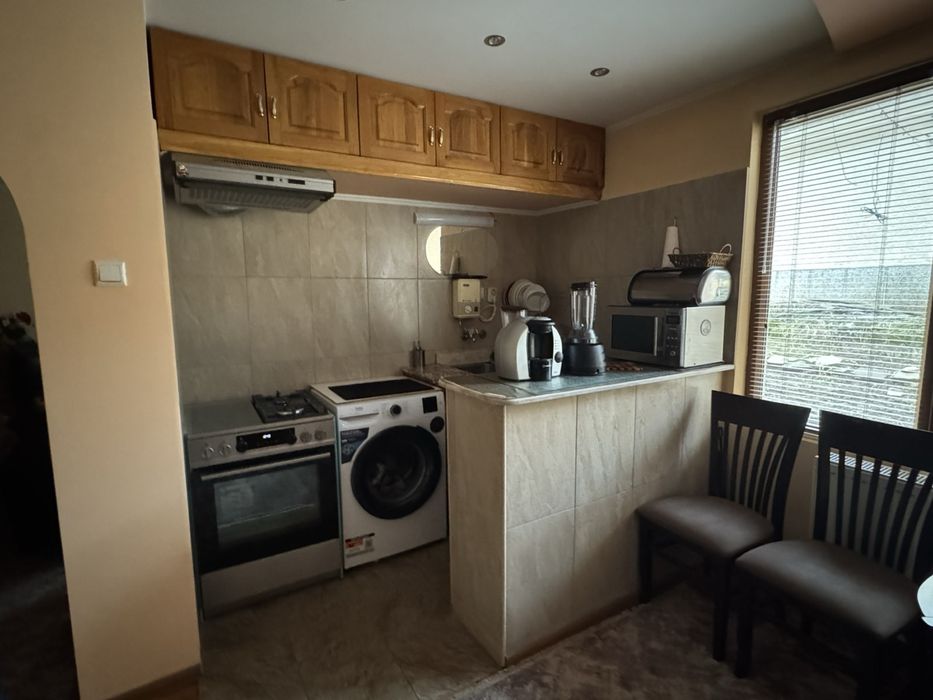 Продават етаж от къща