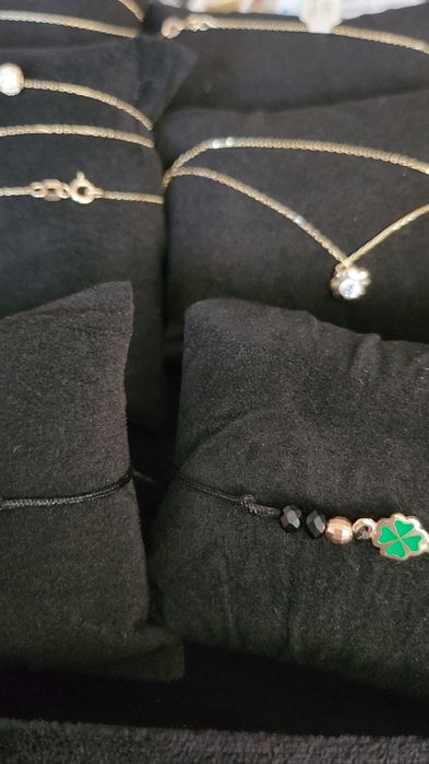 Продавам златни гривни на конец