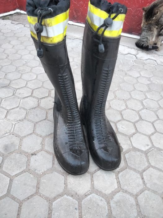 Сапоги резиновые 45 размер.