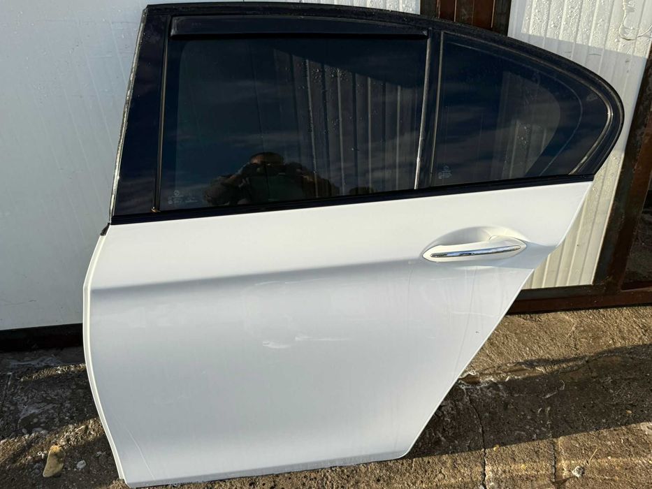Usa stanga spate BMW seria 5 F10 pe alb
