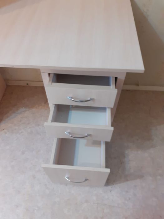 Продам журнальный стол .детский