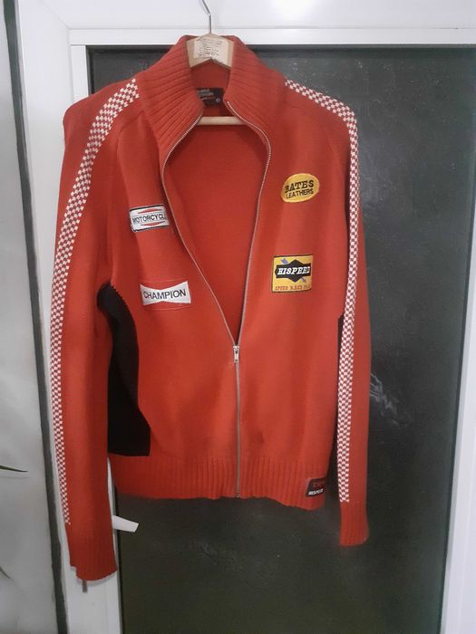 Червена жилетка в отлично състояние.